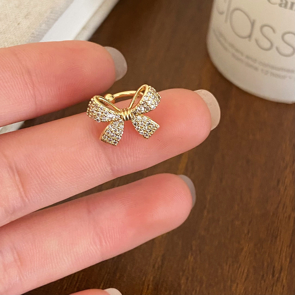 きらめくリボンイヤーカフ